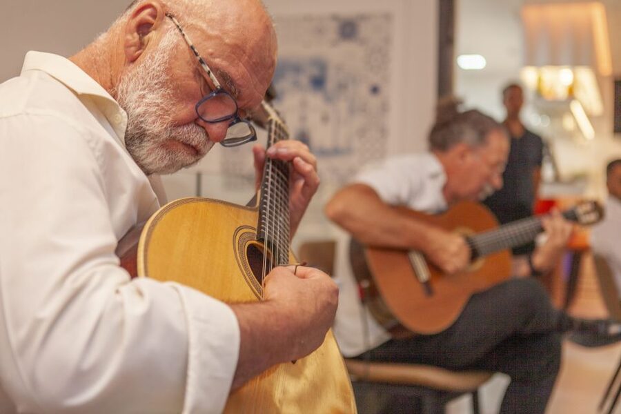 Algarve: Fado Night with 6- Course Algarvian Tapas Dishes - The opening: warm bread, olive oil, and garlic