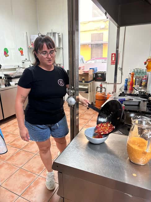 Alicante:Evening Spanish Tapas Cooking Class with Live Music - Live guitar changes the tone of the evening