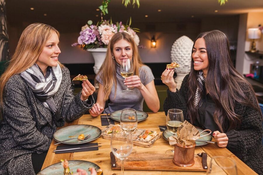 Alicante: Food Walking Tour with Wine Tasting and Tapas - The guides are central to the experience