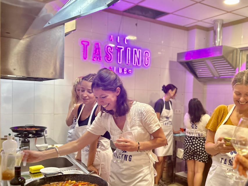 Alicante Paella Cooking Class, Tapas, Drinks and Market - The five-minute walk to the cooking space