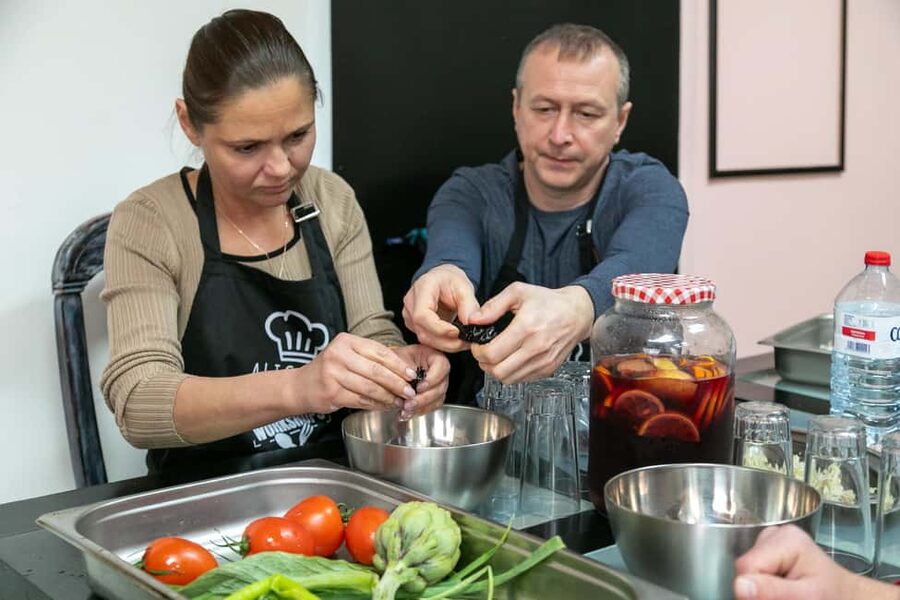 Alicante: Paella & Sangria Class with Tapas and Market Visit - The move from market to working kitchen