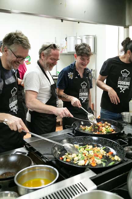 Alicante: Paella & Sangria Class with Tapas and Market Visit - Making paella from broth to golden rice