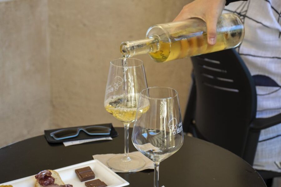 Alicante: Santa Bárbara Castle Wine Tasting & Tapas - Why wine tastes better inside a castle
