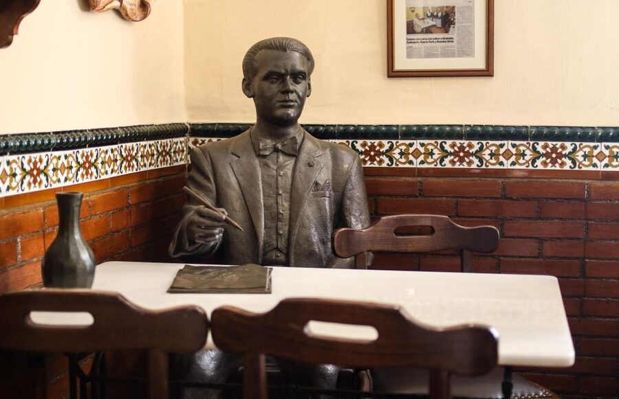 Authentic Flamenco Show & Tapas Tour in Granada - Why the guide matters