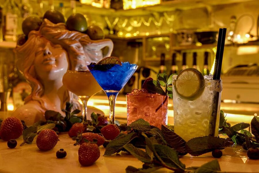 Barcelona: Cocktail Making Class with Tapas - Choosing four drinks from more than 60 options