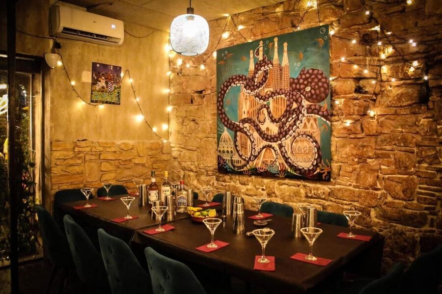 Barcelona: Cocktail Master Class by Mixologist with Tapas - Four cocktails and Catalan food in one evening