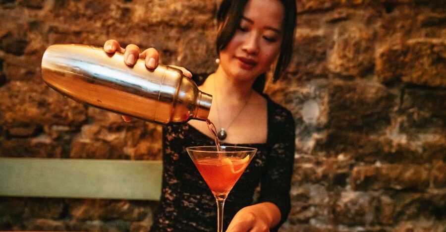 Barcelona: Cocktail Master Class by Mixologist with Tapas - Learning from the mixologist