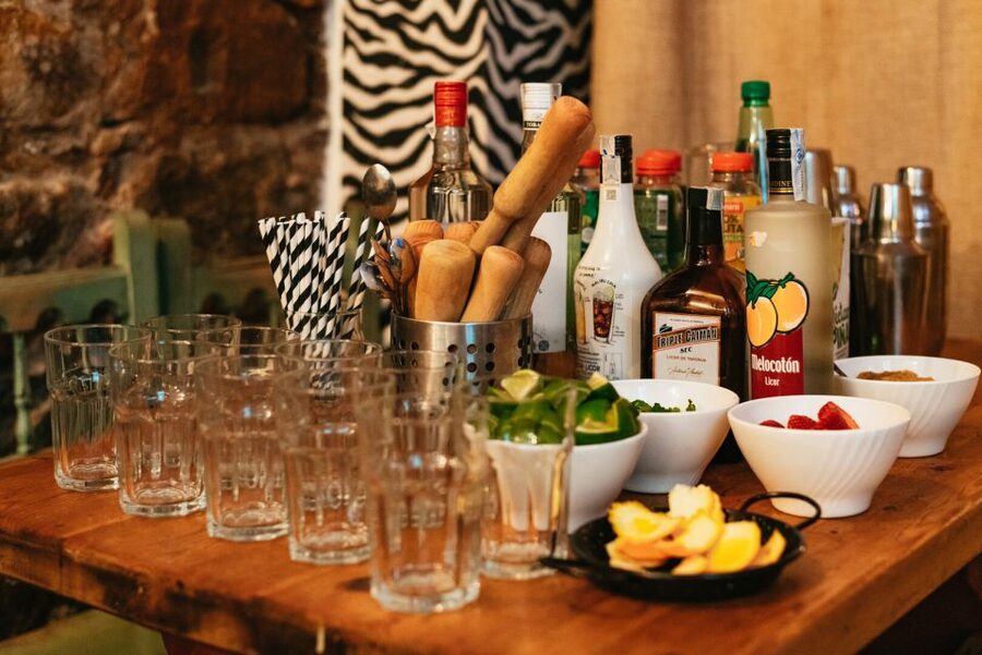 Barcelona: Cocktail Master Class by Mixologist with Tapas - What you eat while you mix