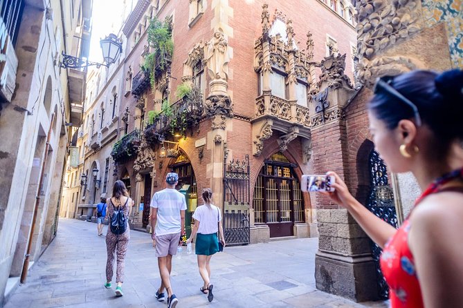 Barcelona E-Bike Small Group Tour with Tapas & Wine Tasting - What the guides add to the ride