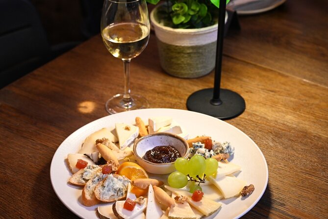 Barcelona El Born Tapas and Wine Tour with Guide - How well is the pace handled?