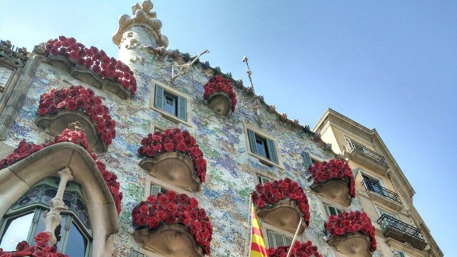 Barcelona: Evening Walking Tour in the Gaudi Area with Tapas - Pintxos from northern Spain