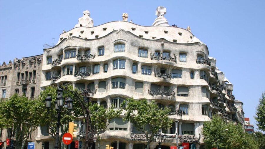 Barcelona: Evening Walking Tour in the Gaudi Area with Tapas - What $100 includes, and where the value sits