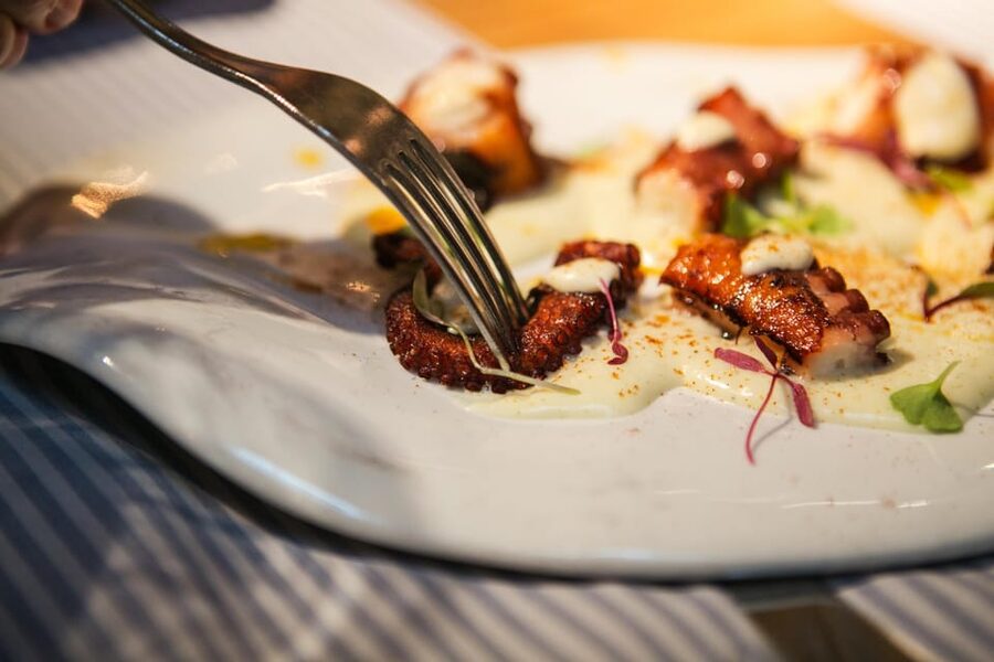 Barcelona: Food & Market Tapas Tour - The final local bar and the pace of the meal