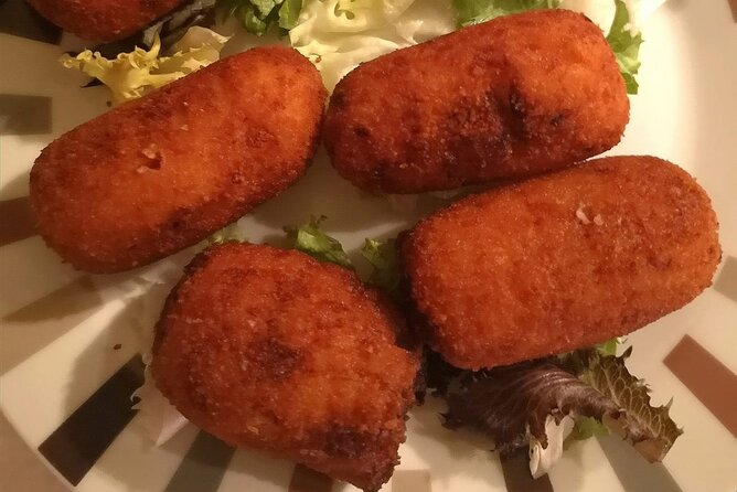 Barcelona Food Tour: Tapas, Drinks and Delights with a Local - Carrer del Regomir, pan con tomate, and cava