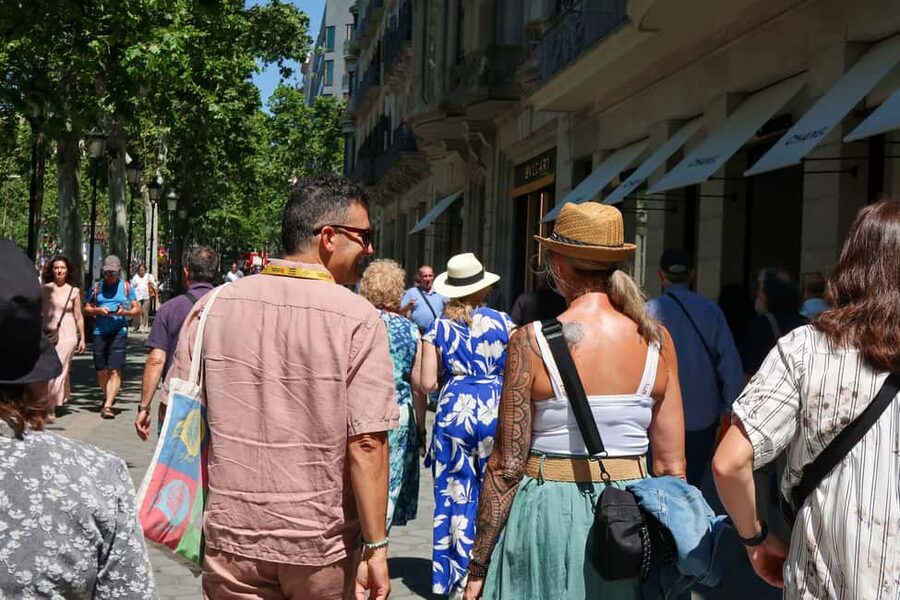 Barcelona: Gaudi Tapas & Wine Tasting Small Group Tour - Tapas in the Eixample district