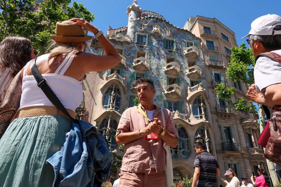 Barcelona: Gaudi Tapas & Wine Tasting Small Group Tour - Practical details that affect your day