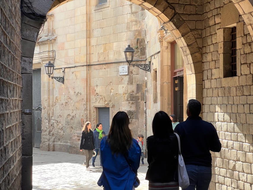 Barcelona: Gothic Quarter Guided Tour with Flamenco & Tapas - Key points at a glance