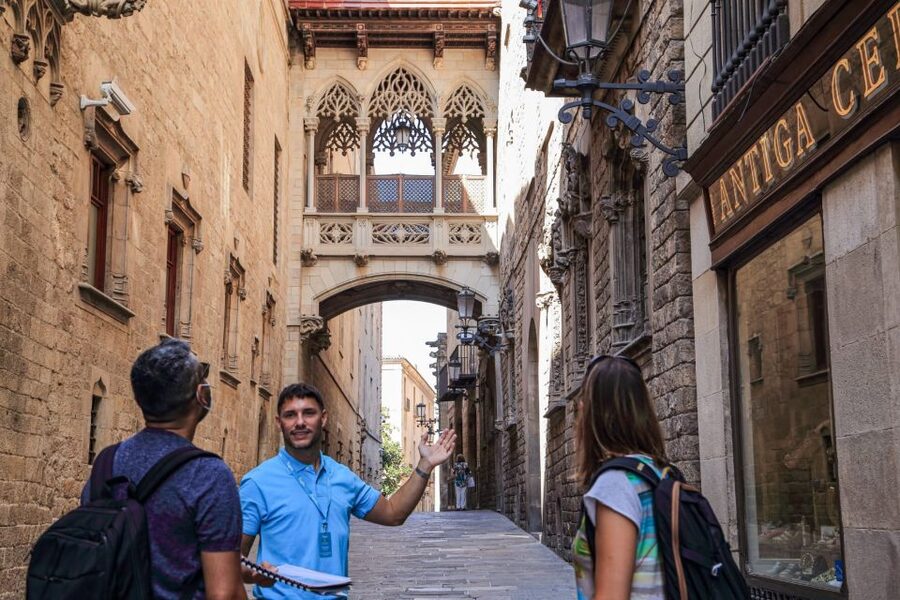 Barcelona: Gothic Quarter Guided Tour with Flamenco & Tapas - Why this three-hour combination works