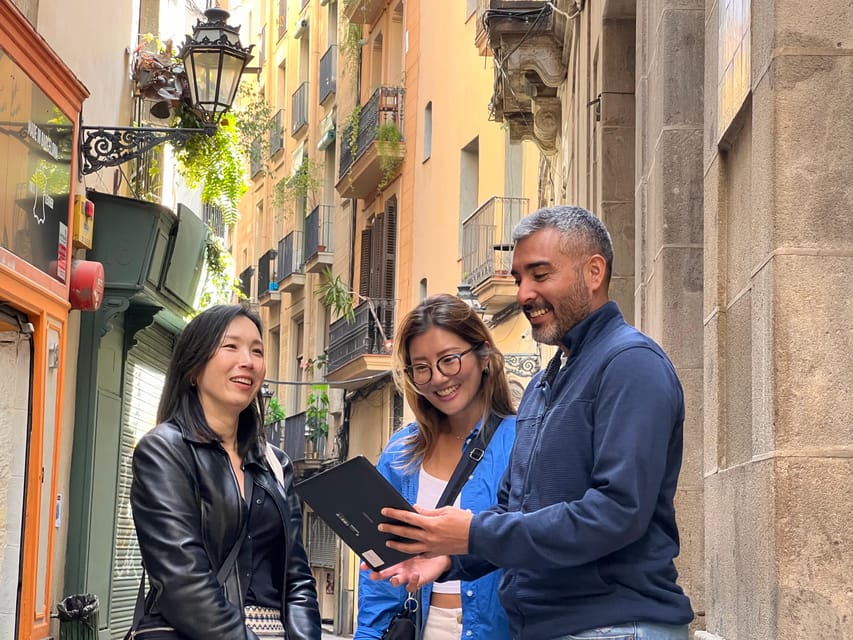 Barcelona: Gothic Quarter Guided Tour with Flamenco & Tapas - Plaça Sant Jaume and Barcelona’s civic center