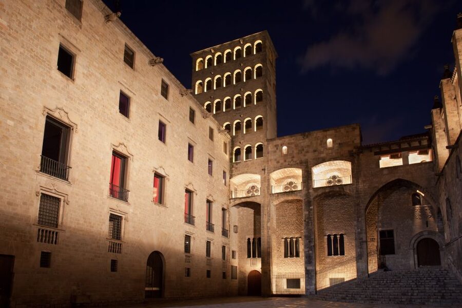 Barcelona: Gothic Quarter Guided Tour with Flamenco & Tapas - The guide makes or breaks the evening