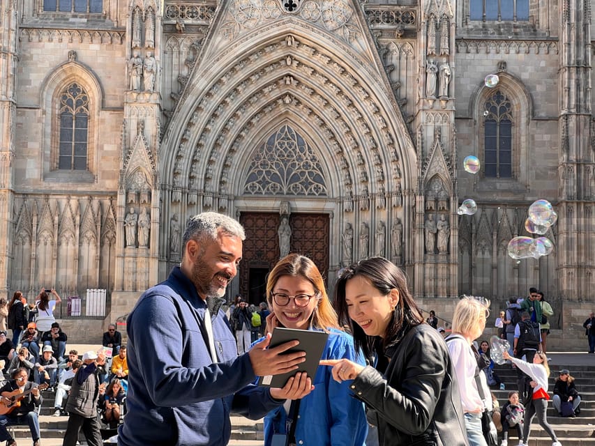 Barcelona: Gothic Quarter Guided Tour with Flamenco & Tapas - Meeting beside Plaça de Catalunya
