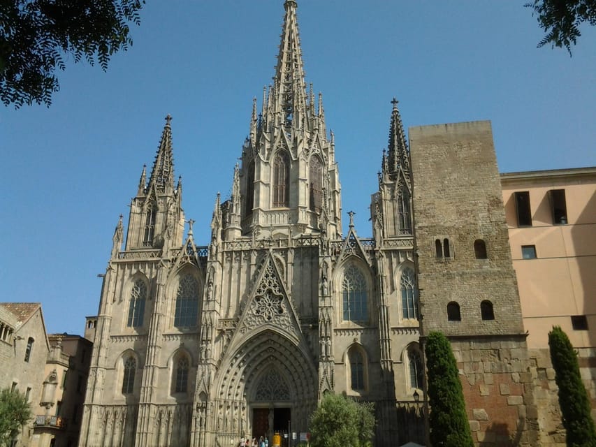 Barcelona: Gothic Quarter Legends Walking Tour with Tapas - Key points at a glance