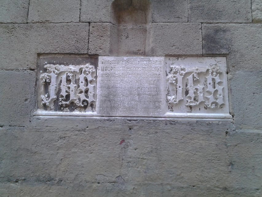 Barcelona: Gothic Quarter Legends Walking Tour with Tapas - Guides who make the history personal