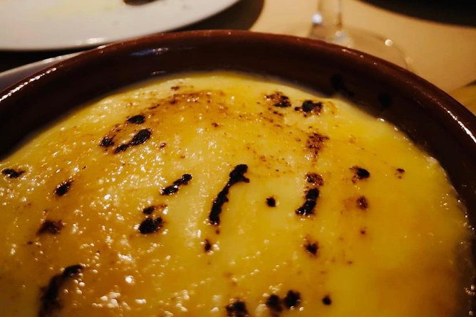 Barcelona Gothic Quarter VIP Tapas & Wine Tour - Guide style and the social side