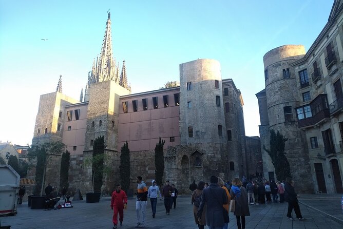 Barcelona Gothic Quarter Walking Tour with Tapas - Craft Barcelona and the optional pintxos stop