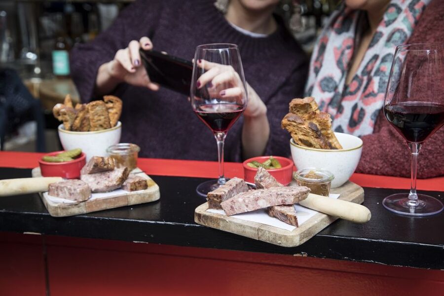Barcelona Gourmet Food & Wine Tour with Local Expert - Second stop: music, comfort food, and a relaxed Eixample bar