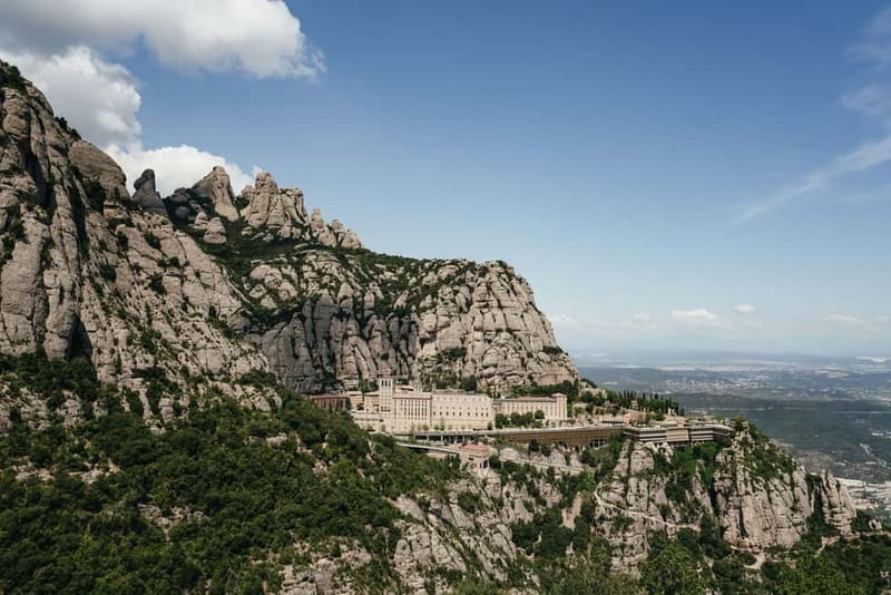 Barcelona: Montserrat and Winery Tour with Tapas or Lunch - Use your free time with a plan