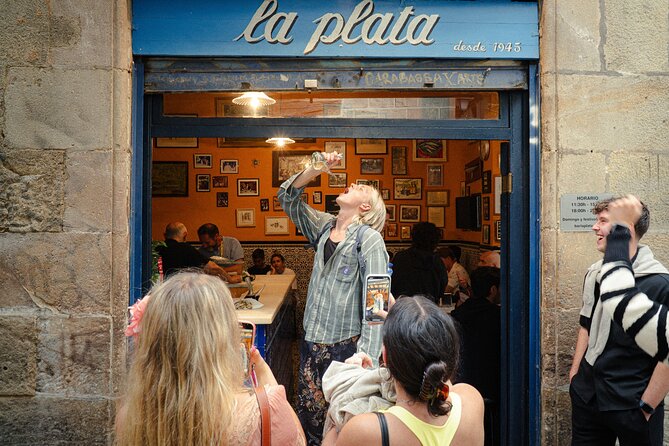 Barcelona Old City Guided Tour with Tapas and Drinks - What makes the guides important