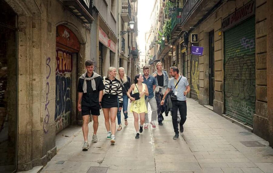 Barcelona: Old City Hidden Gems, Tapas, & Drinks Guided Tour - Starting at Plaça de Ramon Berenguer el Gran