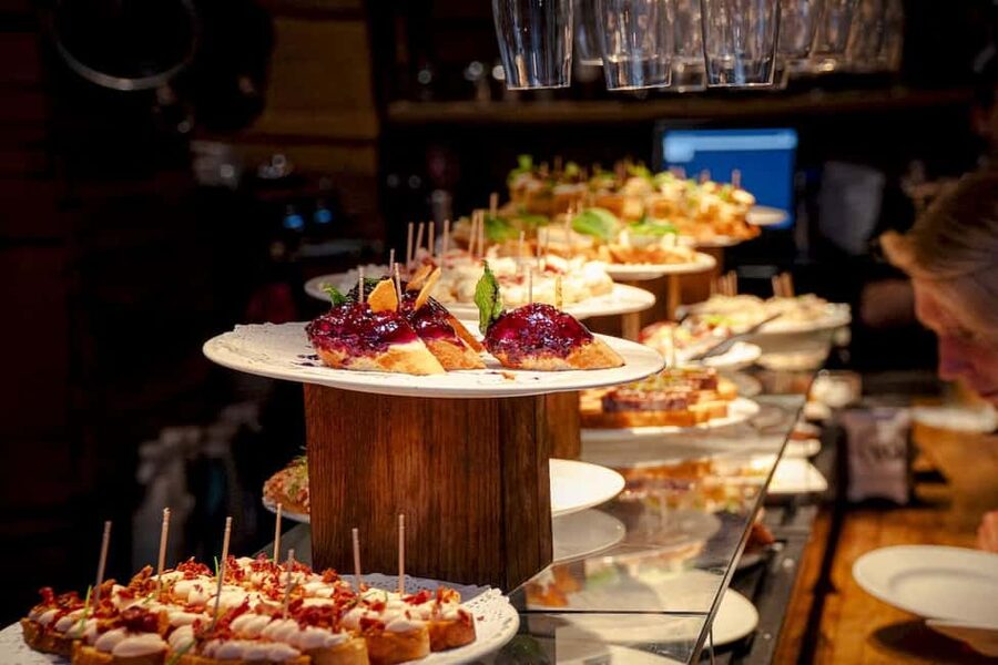 Barcelona: Old City Hidden Gems, Tapas, & Drinks Guided Tour - First tastes in the Gothic Quarter