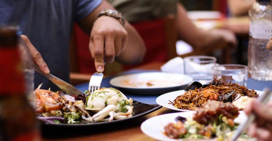 Barcelona: Old Town Tapas & Paella Food Tour with 8 Tastings - Key points at a glance