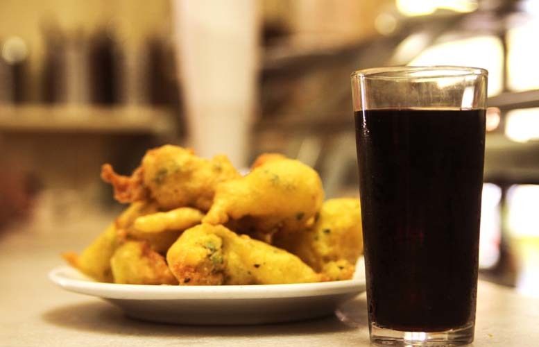 Barcelona: Old Town Tapas & Paella Food Tour with 8 Tastings - What the guides add to the food