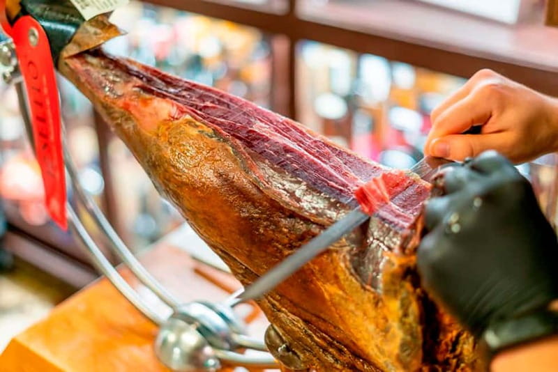 Barcelona: Private Tapas & Wine with Flamenco Show Old Town - How the guides shape the evening