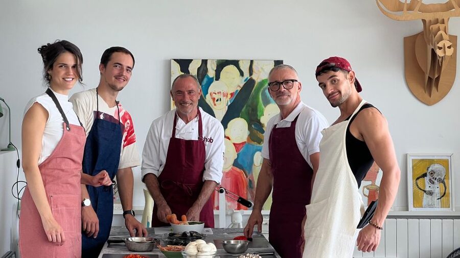 Barcelona: Rooftop Tapas and Sangria Class with a Chef - Arriving in Barceloneta and finding the home