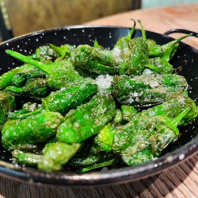 Barcelona´s Lunch or Dinner Tapas Tour: Food and Happiness - Guides who make the evening social