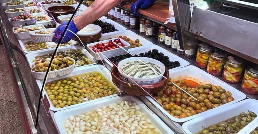 Barcelona´s Lunch or Dinner Tapas Tour: Food and Happiness - Walking through the Gothic Quarter between plates