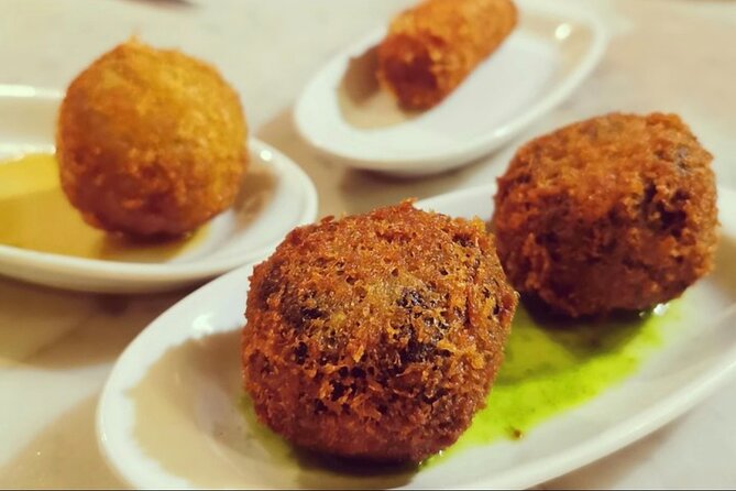 Barcelona´s Lunch or Dinner Tapas Tour: Food, drinks, happiness! - Plaça del Rei and the medieval setting