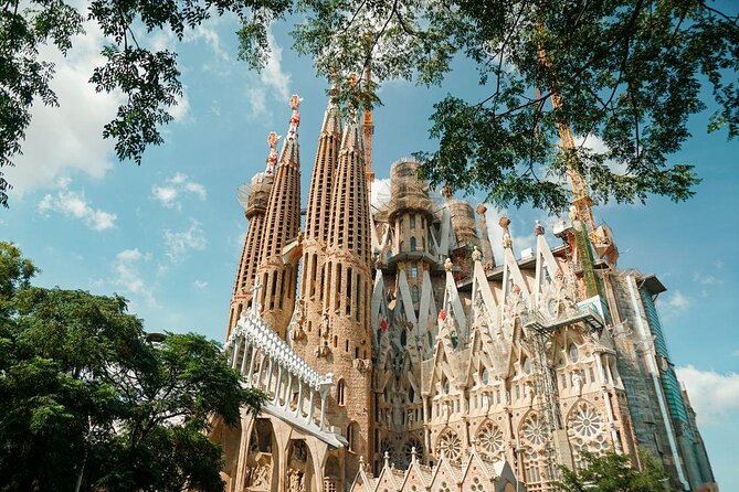Barcelona: Sagrada Familia, Park Guell & Tapas Private Tour - Key points before you book