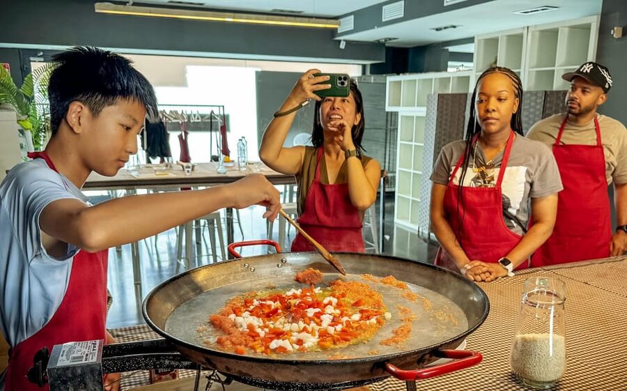Barcelona: Seafood Paella ★Maestro★ & Tapas & Sangria - Why Sarrià makes a good setting for a food class