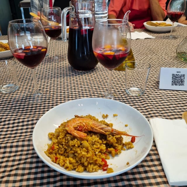 Barcelona: Seafood Paella ★Maestro★ & Tapas & Sangria - The communal meal is the real payoff