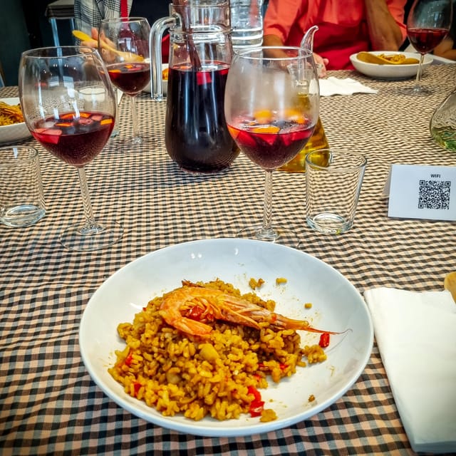 Barcelona: Seafood Paella ★Maestro★ & Tapas & Sangria - What the guides do especially well