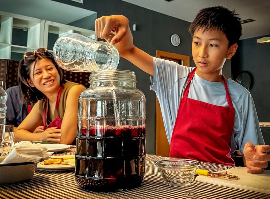 Barcelona: Seafood Paella ★Maestro★ & Tapas & Sangria - Timing, languages, and practical details