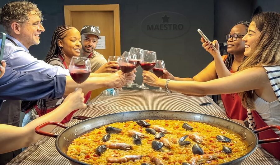 Barcelona: Seafood Paella ★Maestro★ & Tapas & Sangria - Starting with tapas and pan con tomate
