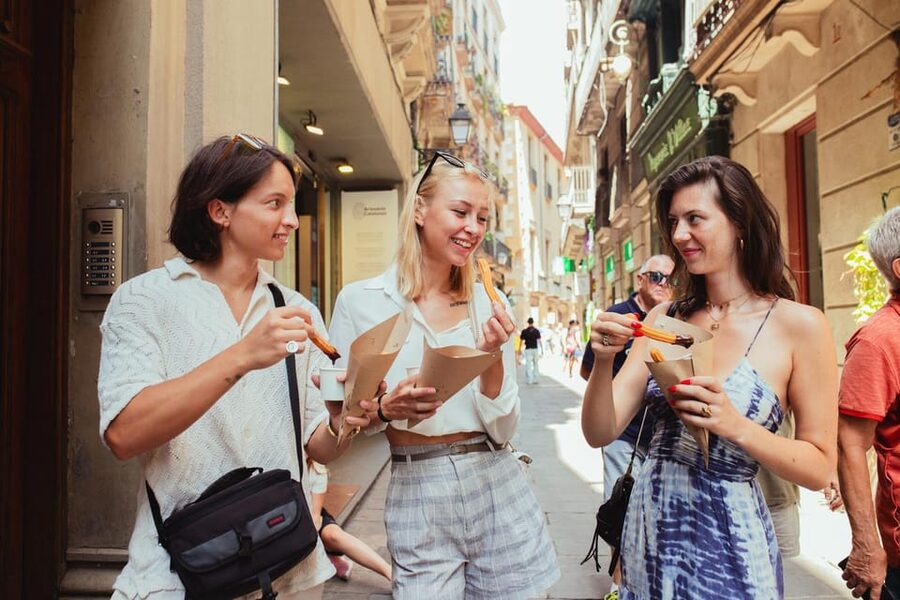 Barcelona: Small Group Gothic, Tapas & Churros Tour! - Starting at Plaça Catalunya with a useful landmark