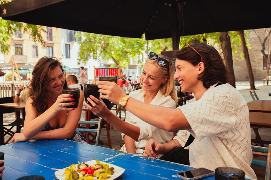 Barcelona: Small Group Gothic, Tapas & Churros Tour! - The Kiss mural and the wrong-way finger