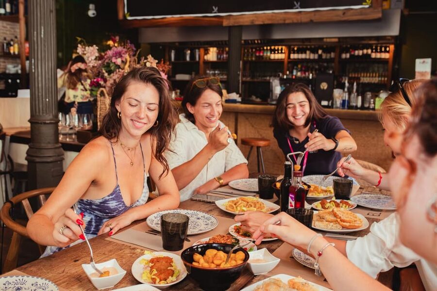 Barcelona: Small Group Gothic, Tapas & Churros Tour! - Els Quatre Gats and Barcelona’s artistic past
